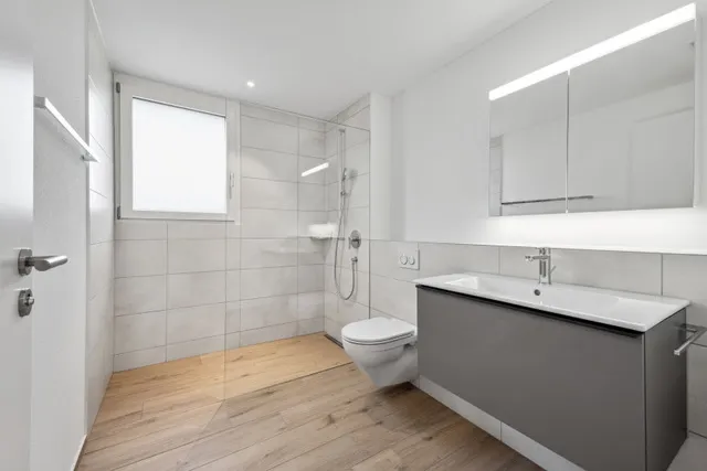 Beispielwohnung — Badezimmer mit bodenebener Dusche