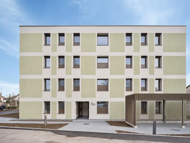 Rigistrasse 9a, Sursee — Strassenfassade mit Eingang